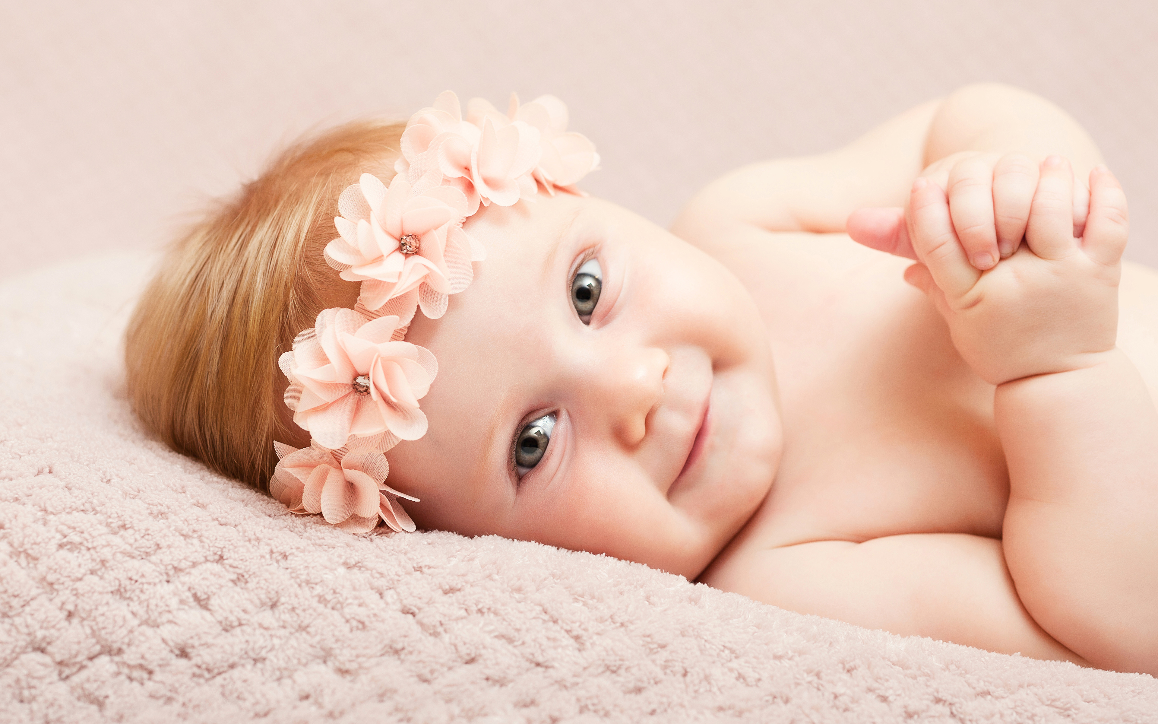Infants_Smile_Glance_Hands_Beautiful_518942_3840x2400